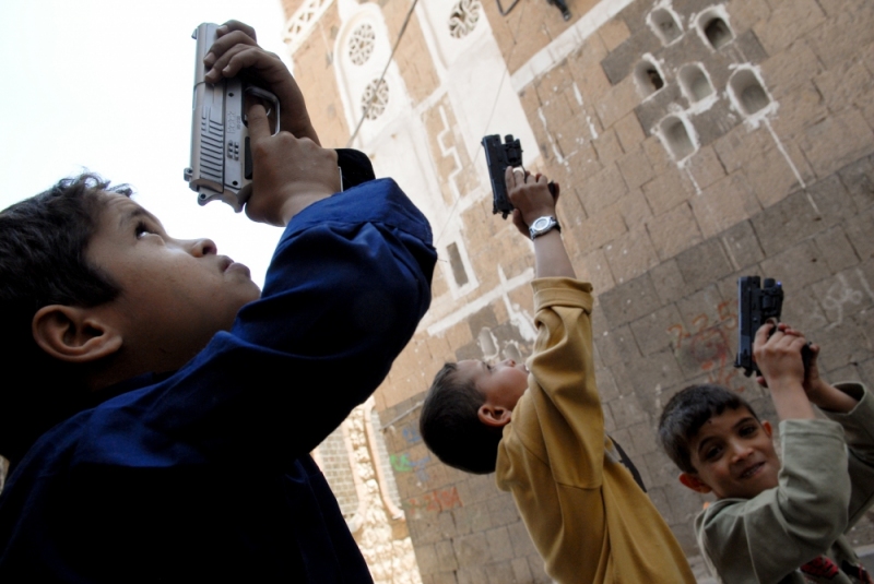 13-Yemen-Sanaa-Boys-Guns